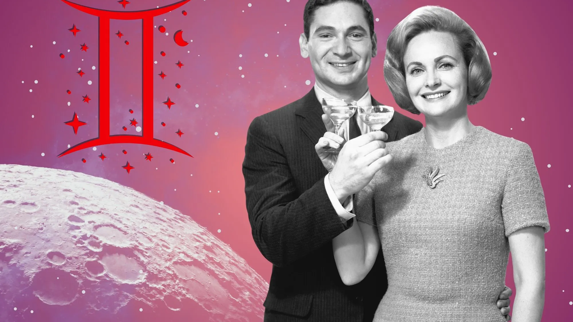 Liebeshoroskop für das Sternzeichen Zwillinge: llustration eines Paares vor einem pink-lilafarbenen Weltraumhintergrund mit Sternenhimmel und Mond. Links im Bild ist das rote Symbol Tierkreiszeichens Zwillinge. | © Getty Images/ Screen Archives, sceptical cactus, OyoyStudio, artist4love und kucingpink/ mohamad imron hamsyah via Canva.com [M]